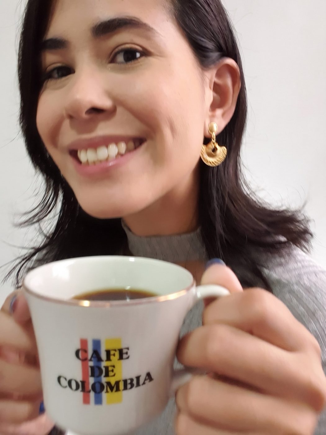 Verónica com uma xícara de café colombiano