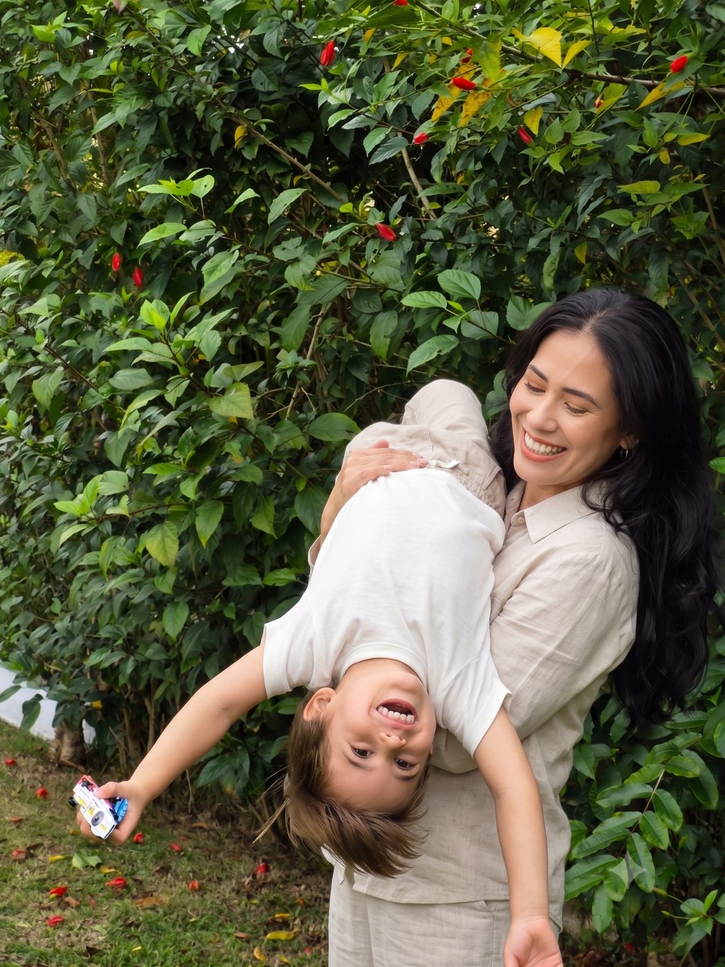 Verónica brincando com o filho no jardim
