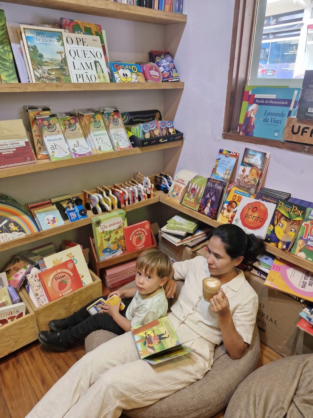 Verónica lendo com o filho numa livraria