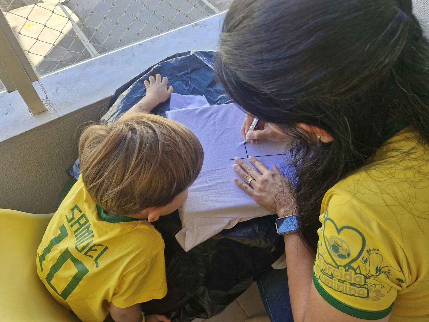 Verónica e o filho desenhando juntos