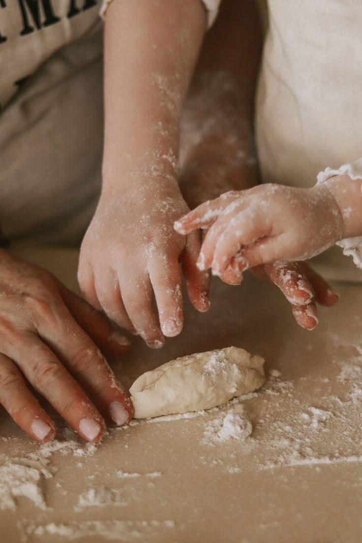 Mãe e filho preparando uma massa juntos