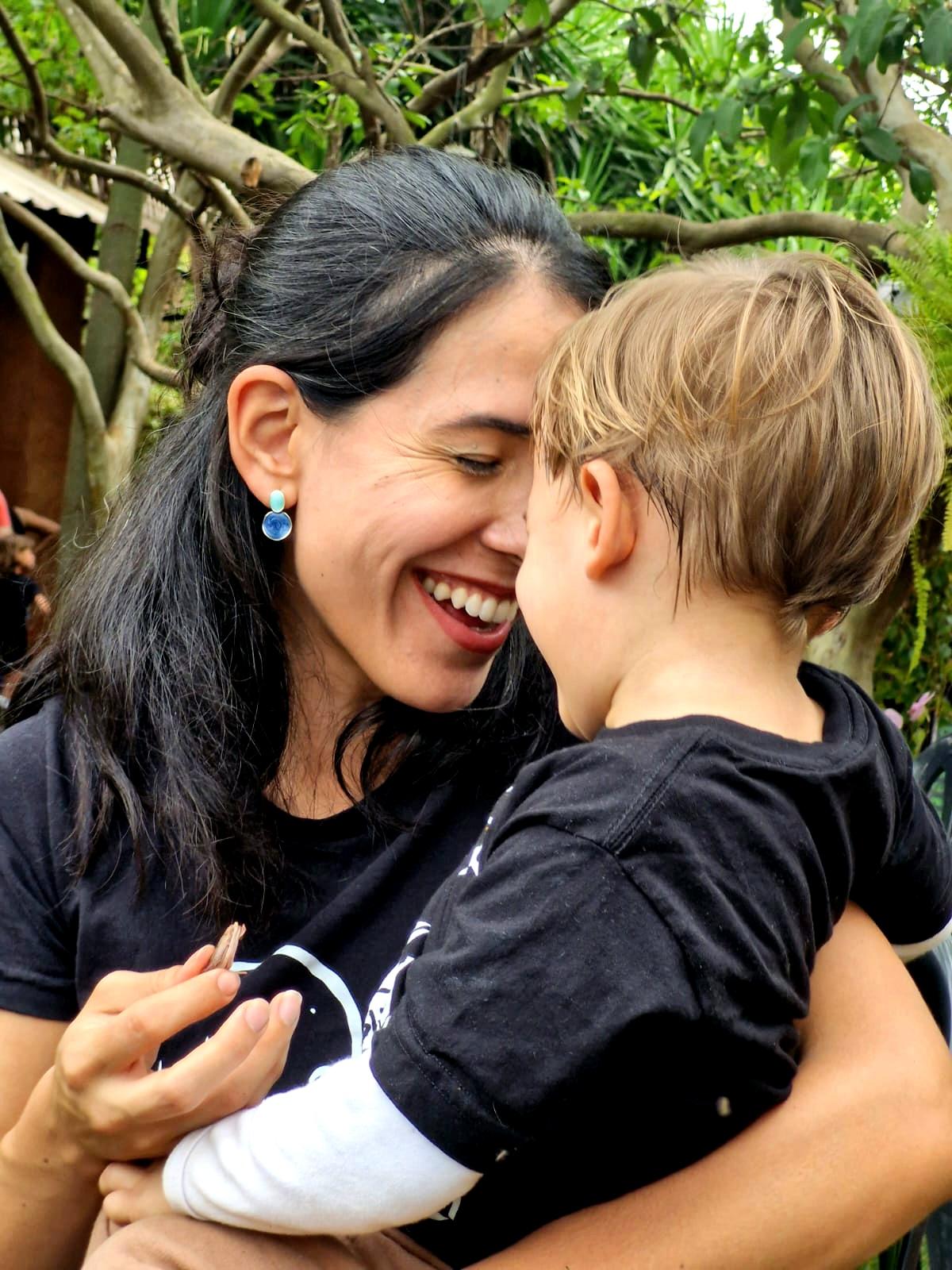 Verónica Hoyos com o filho no colo